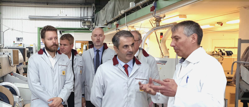 Näringsminister Ibrahim Baylan på besök i EEPABs produktionshall